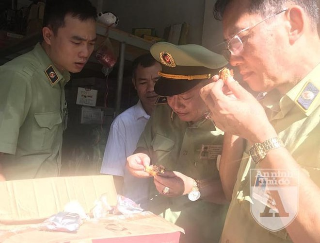 Cận cảnh những chiếc b&aacute;nh Trung thu gi&aacute; 2.000 đồng - Ảnh 5.