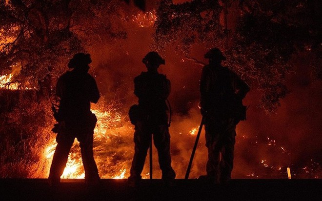 Cháy rừng nhấn chìm nhiều khu vực ở California (Mỹ) trong biển lửa - Ảnh 9.
