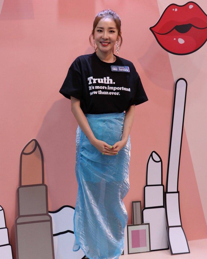 Ăn chơi không sợ mưa rơi, Dara mặc hẳn đầm làm từ áo mưa ni-lon đi dự event mới chịu - Ảnh 5.