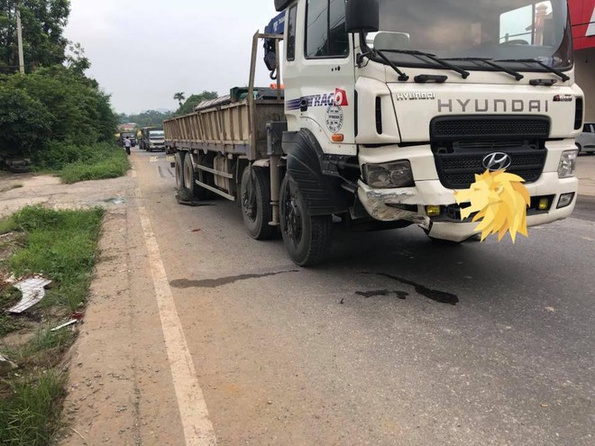 Hà Nội: Tài xế vừa lái vừa ngủ, xe tải Huyndai hôn mạnh bạo xế hộp Mercedes từ đằng sau - Ảnh 2.