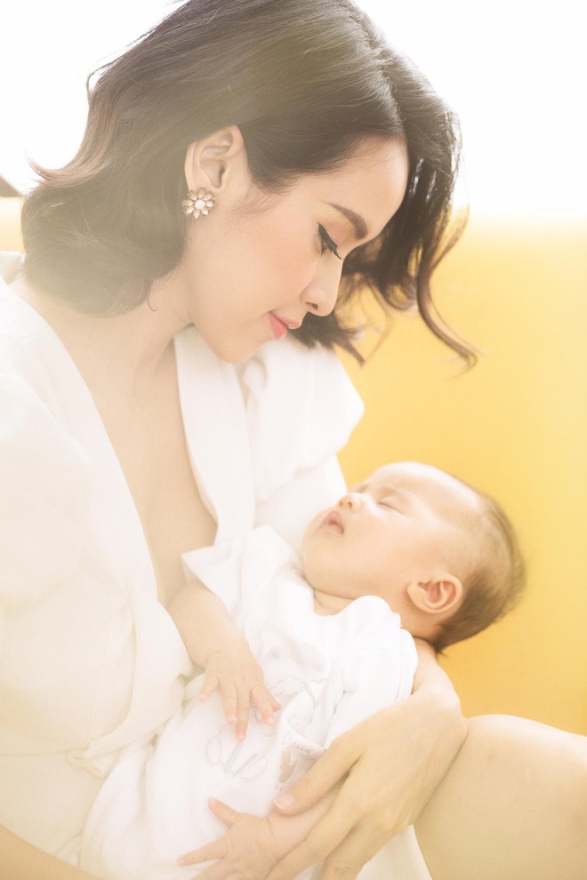 Hơn 4 th&aacute;ng &uacute;p mở, cuối c&ugrave;ng T&uacute; Vi cũng thoải m&aacute;i c&ocirc;ng khai ảnh cận mặt con g&aacute;i đầu l&ograve;ng - Ảnh 1.