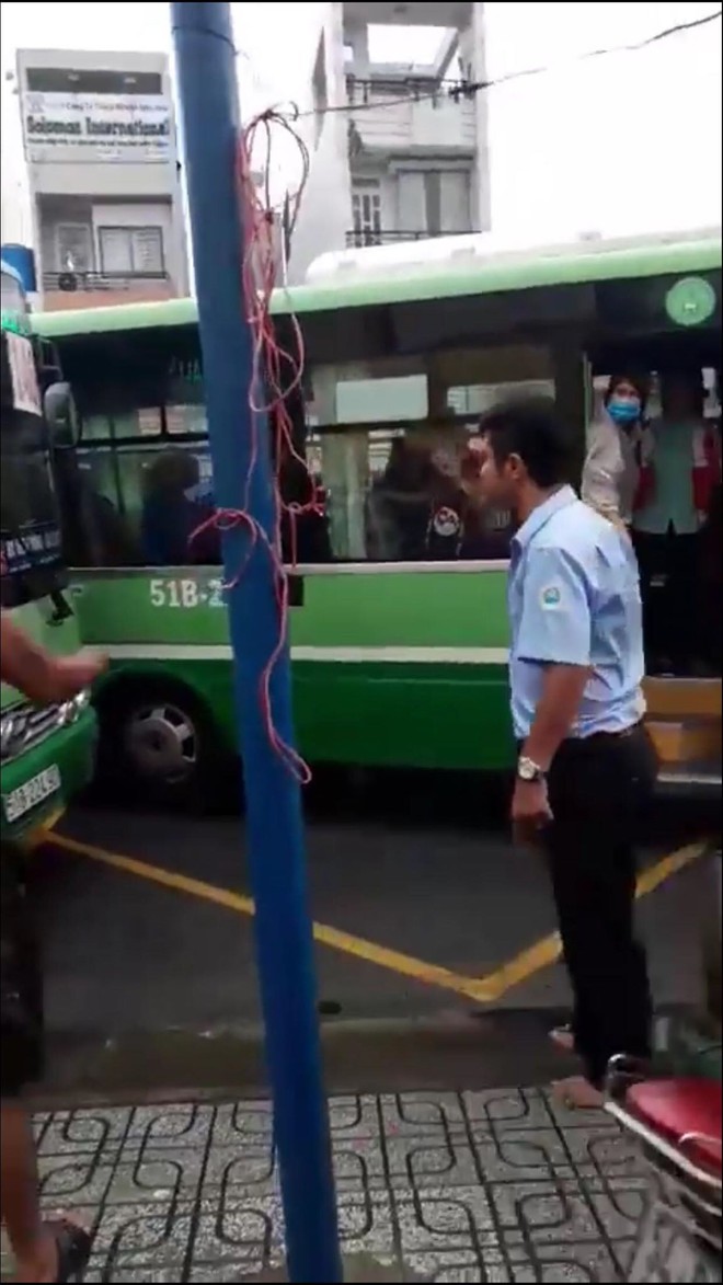 TP.HCM: Hai xe bus va chạm giao th&ocirc;ng, nh&acirc;n vi&ecirc;n định lấy b&uacute;a để giải quyết với đồng nghiệp - Ảnh 2.