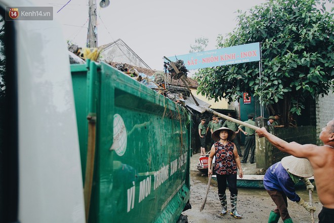 Vui như b&agrave; con Chương Mỹ sau trận lũ lịch sử: Mấy đứa ch&aacute;u được về rồi, nh&agrave; cửa rộn r&agrave;ng hẳn l&ecirc;n! - Ảnh 11.