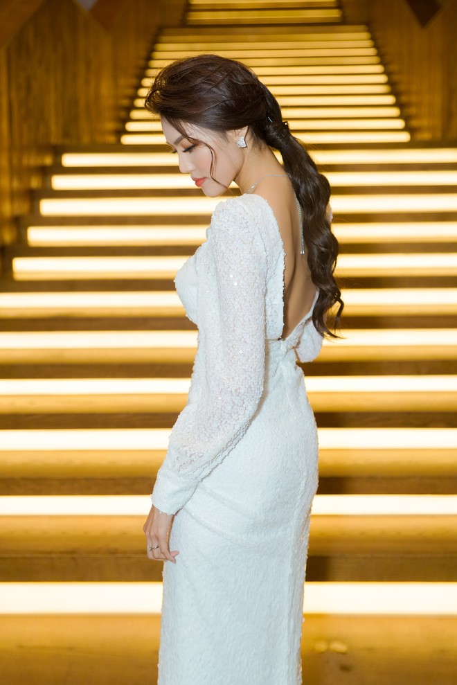 Hương Giang quyến rũ với váy xuyên thấu bó sát, Lan Khuê diện váy trắng tinh khôi như cô dâu tại sự kiện - Ảnh 7.