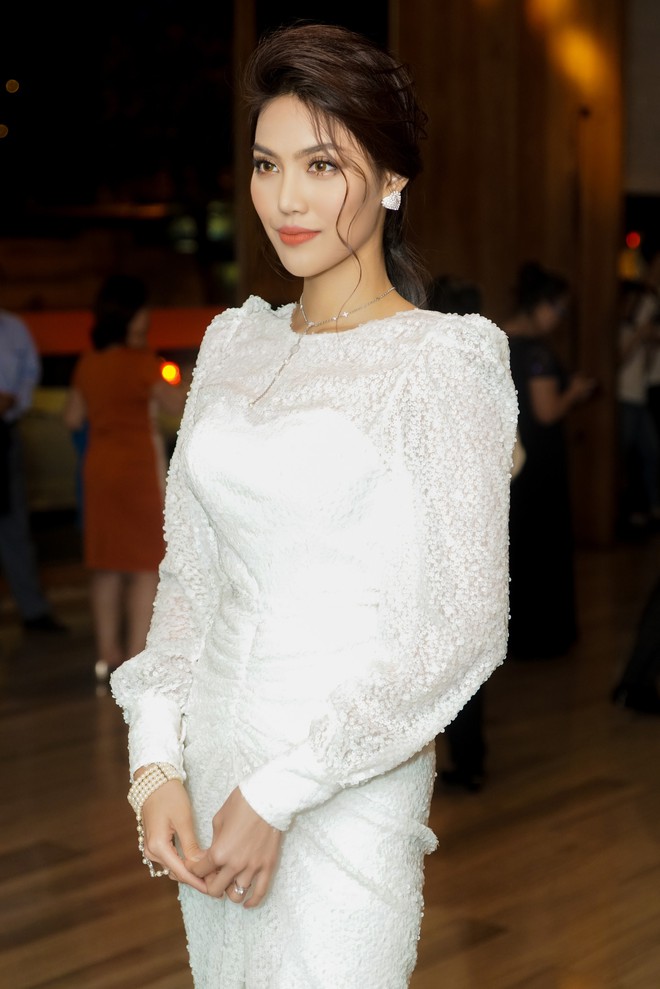 Hương Giang quyến rũ với v&aacute;y xuy&ecirc;n thấu b&oacute; s&aacute;t, Lan Khu&ecirc; diện v&aacute;y trắng tinh kh&ocirc;i như c&ocirc; d&acirc;u tại sự kiện - Ảnh 9.