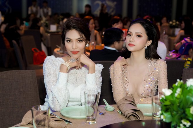 Hương Giang quyến rũ với v&aacute;y xuy&ecirc;n thấu b&oacute; s&aacute;t, Lan Khu&ecirc; diện v&aacute;y trắng tinh kh&ocirc;i như c&ocirc; d&acirc;u tại sự kiện - Ảnh 11.