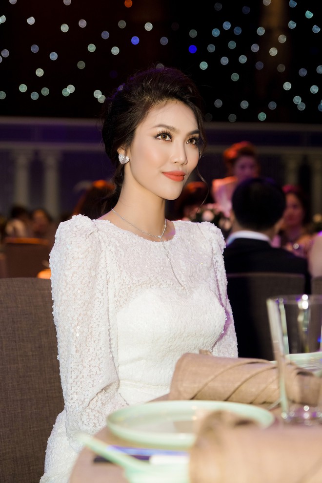 Hương Giang quyến rũ với váy xuyên thấu bó sát, Lan Khuê diện váy trắng tinh khôi như cô dâu tại sự kiện - Ảnh 10.