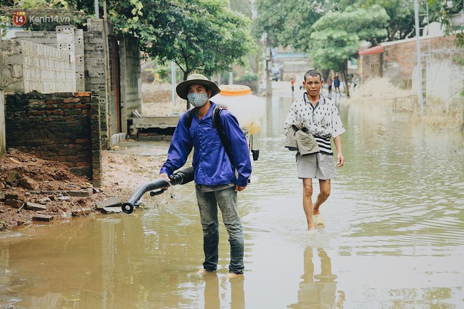 Vui như bà con Chương Mỹ sau trận lũ lịch sử: Mấy đứa cháu được về rồi, nhà cửa rộn ràng hẳn lên! - Ảnh 7.