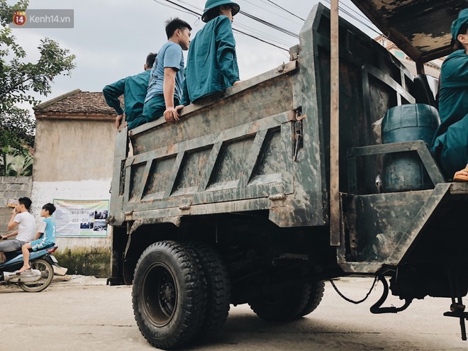 Vui như bà con Chương Mỹ sau trận lũ lịch sử: Mấy đứa cháu được về rồi, nhà cửa rộn ràng hẳn lên! - Ảnh 8.