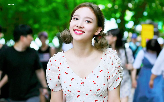 Nayeon mang tâm sự của mọi người con gái: thích kiểu váy gì thì cứ mặc mãi, còn mua hẳn 2 màu cho chắc - Ảnh 1.