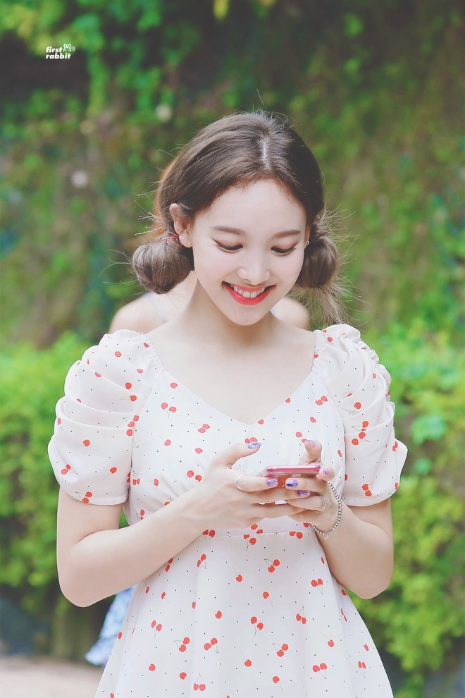 Nayeon mang tâm sự của mọi người con gái: thích kiểu váy gì thì cứ mặc mãi, còn mua hẳn 2 màu cho chắc - Ảnh 2.