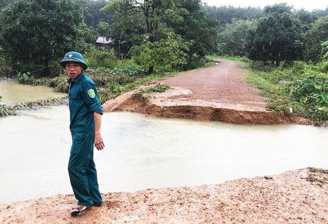 Hàng trăm người dân vùng biên ở Kon Tum bị cô lập do mưa lũ - Ảnh 3.