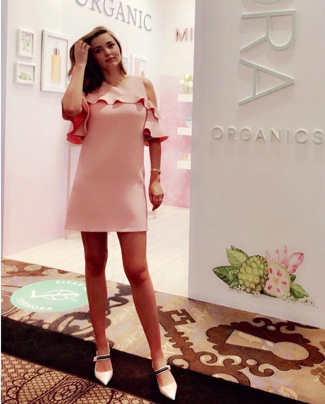 Khoe nhan sắc v&agrave; v&oacute;c d&aacute;ng &ldquo;đẹp từng milimet&rdquo;, ai tin Miranda Kerr chỉ vừa mới sinh con được 3 th&aacute;ng? - Ảnh 3.