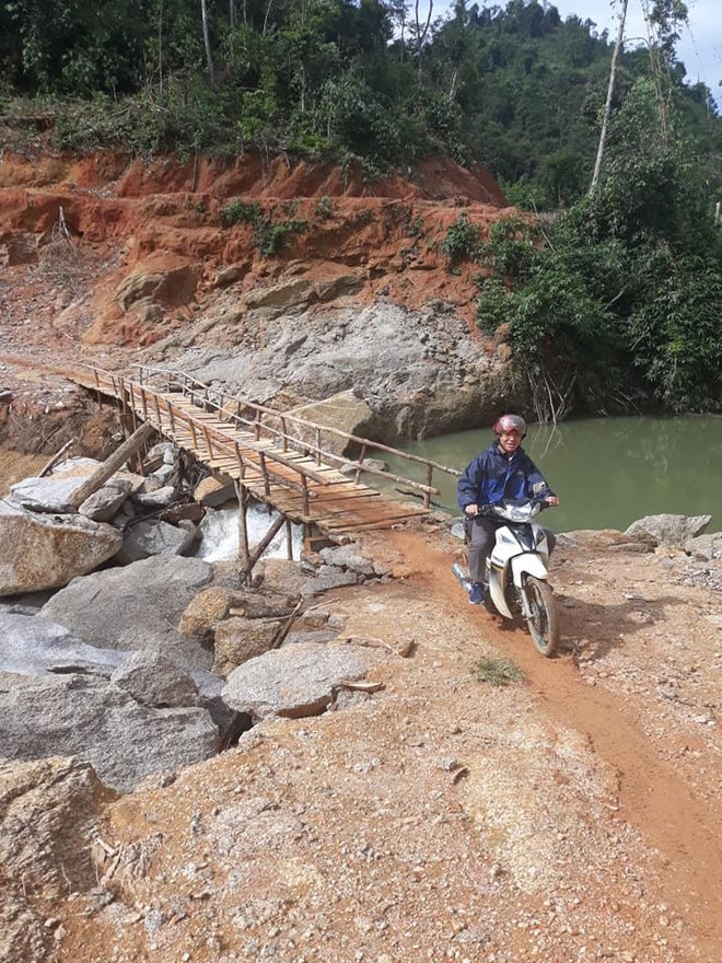 Những người thầy ngã sõng soài trên cung đường vượt núi gian nan, chuẩn bị cho ngày khai giảng ở Tri Lễ 4 - Ảnh 7.