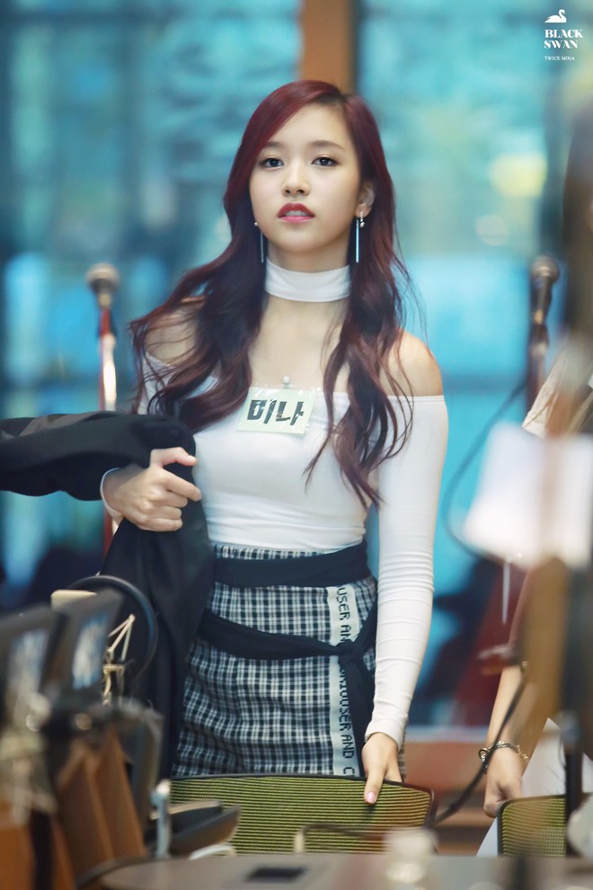 Loạt ảnh cũ bỗng được &ldquo;đ&agrave;o&rdquo; lại: Mina (Twice) g&acirc;y sốt khi diện &aacute;o trễ vai gợi cảm - Ảnh 2.