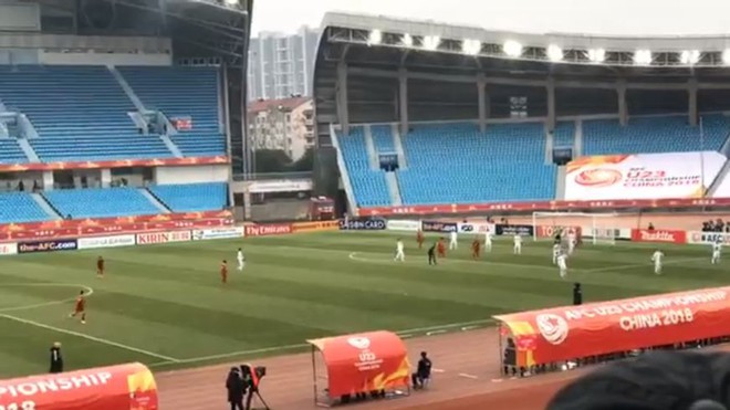 Không khí cực nóng trong SVĐ Thường Châu, Trung Quốc: Fan Việt Nam đã có mặt cùng U23 Việt Nam rồi đây! - Ảnh 6.