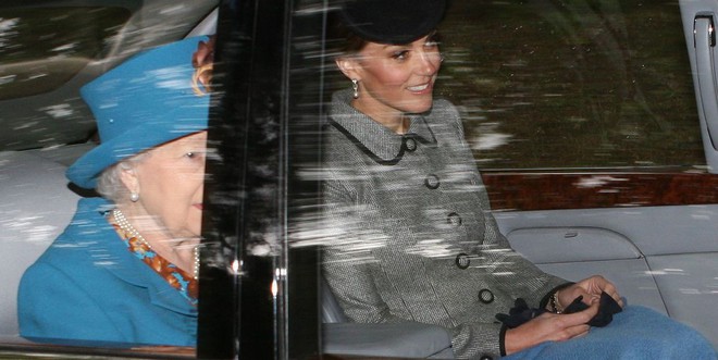 Chỉ nhờ bức ảnh chụp vội qua cửa kính xe, các fan đã nhận ra một chi tiết rất đáng kinh ngạc ở Công nương Kate - Ảnh 1.