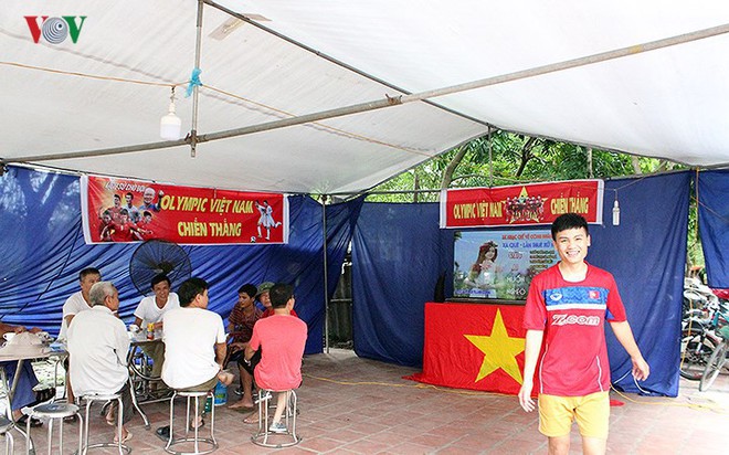 Cả làng kéo đến bắc rạp, mở tiệc tại nhà cầu thủ Quang Hải - Ảnh 1.