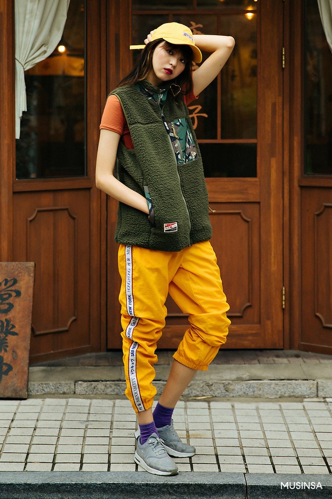 Chỉ cần xem street style cực đỉnh của giới trẻ Hàn tuần qua, trình mix đồ của bạn sẽ lên vài chân kính - Ảnh 3.