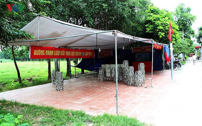 Cả làng kéo đến bắc rạp, mở tiệc tại nhà cầu thủ Quang Hải - Ảnh 2.