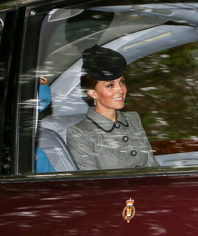 Chỉ nhờ bức ảnh chụp vội qua cửa kính xe, các fan đã nhận ra một chi tiết rất đáng kinh ngạc ở Công nương Kate - Ảnh 2.