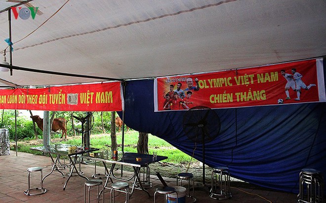 Cả làng kéo đến bắc rạp, mở tiệc tại nhà cầu thủ Quang Hải - Ảnh 3.
