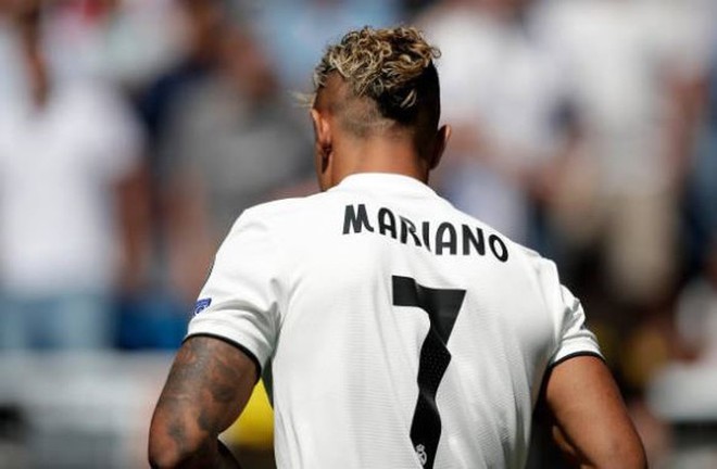Người kế thừa áo số 7 của Ronaldo khóa môi bạn gái đắm đuối trong lễ ra mắt Real Madrid - Ảnh 2.