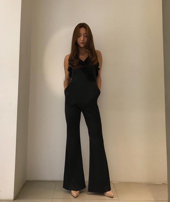 Diện jumpsuit khó mặc, ảnh đã chỉnh sửa thì đẹp lung linh nhưng ảnh bị chụp của sao Hàn lại lộ điểm kém duyên - Ảnh 3.