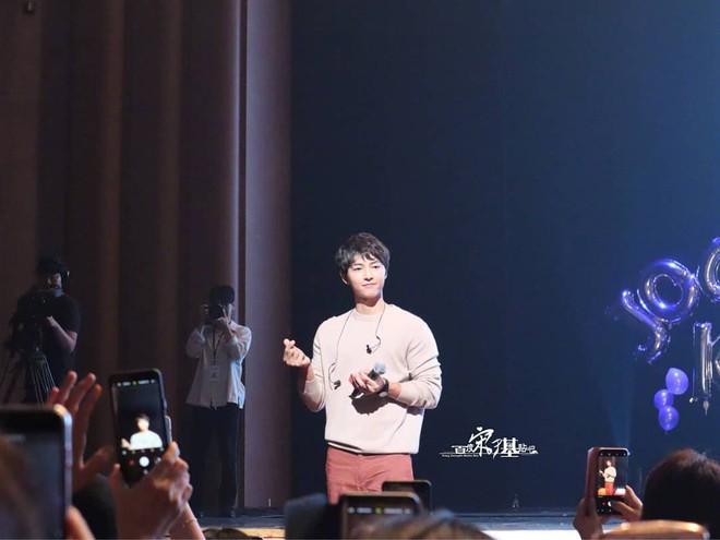 Hô biến mái tóc xoăn dài lãng tử, Song Joong Ki xuất hiện với diện mạo mới toanh tại lễ kỷ niệm 10 năm ra mắt - Ảnh 2.