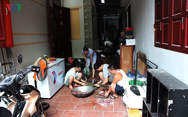 Cả làng kéo đến bắc rạp, mở tiệc tại nhà cầu thủ Quang Hải - Ảnh 4.