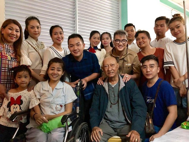 Đàm Vĩnh Hưng, Lệ Quyên đến bệnh viện thăm và trao tiền quyên góp cho diễn viên Lê Bình, Mai Phương - Ảnh 1.