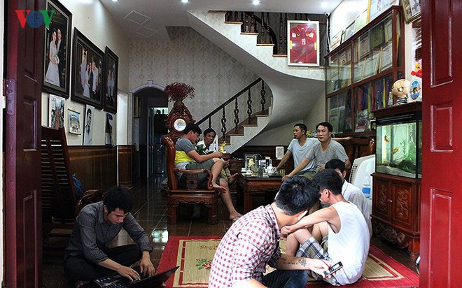 Cả làng kéo đến bắc rạp, mở tiệc tại nhà cầu thủ Quang Hải - Ảnh 5.
