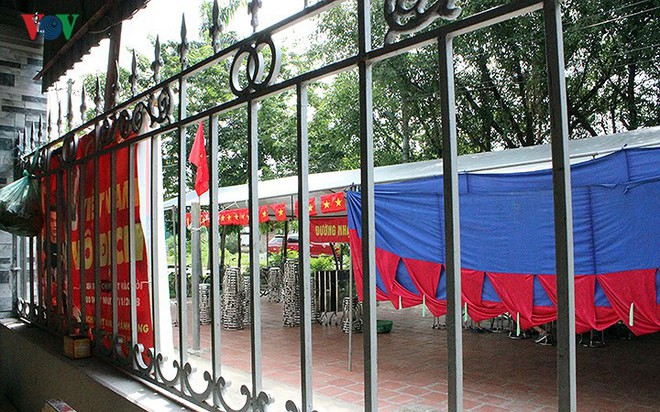 Cả làng kéo đến bắc rạp, mở tiệc tại nhà cầu thủ Quang Hải - Ảnh 6.