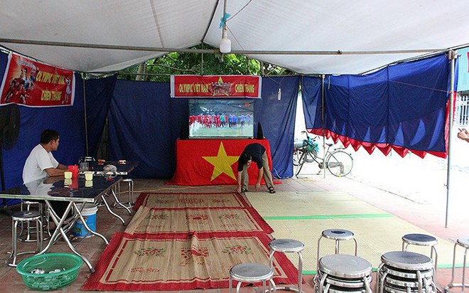 Cả làng kéo đến bắc rạp, mở tiệc tại nhà cầu thủ Quang Hải - Ảnh 7.