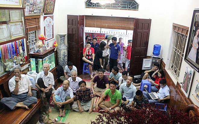 Cả làng kéo đến bắc rạp, mở tiệc tại nhà cầu thủ Quang Hải - Ảnh 8.