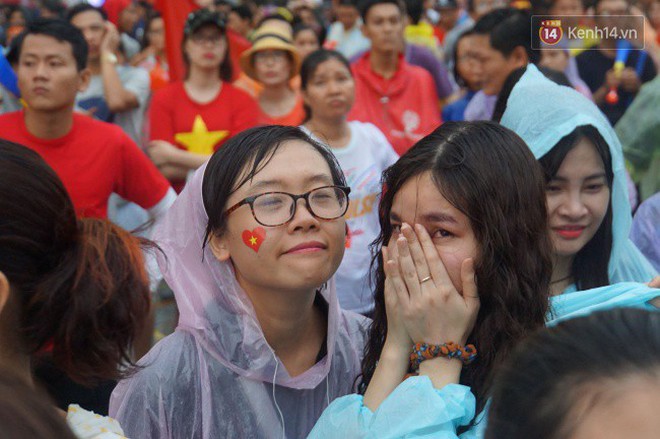 Ảnh: Người hâm mộ thẫn thờ, ôm mặt khóc nức nở khi Olympic Việt Nam vuột mất HCĐ ASIAD một cách đáng tiếc sau loạt đá luân lưu - Ảnh 13.
