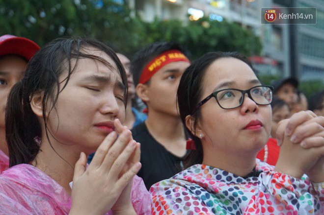 Ảnh: Người hâm mộ thẫn thờ, ôm mặt khóc nức nở khi Olympic Việt Nam vuột mất HCĐ ASIAD một cách đáng tiếc sau loạt đá luân lưu - Ảnh 13.