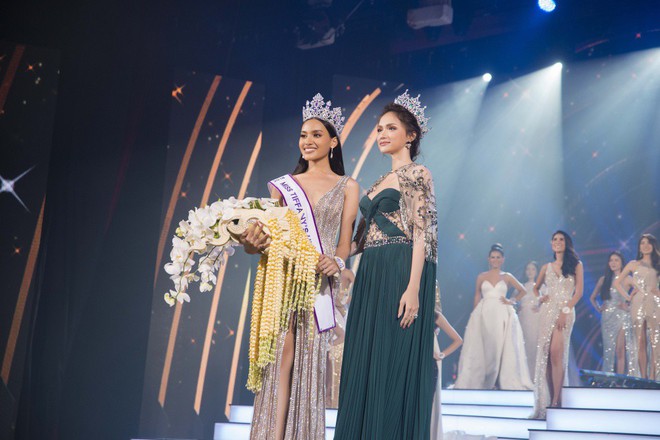 Hương Giang chứng minh nhan sắc nữ thần, khoe vòng một căng đầy trên ghế giám khảo Hoa hậu Chuyển giới Thái Lan - Ảnh 11.