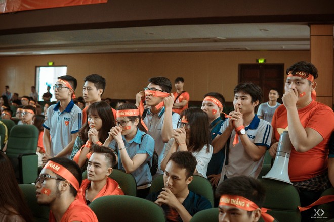 Chùm ảnh: Những giọt nước mắt nghẹn ngào của sinh viên khi Olympic Việt Nam để tuột HCĐ vào tay Olympic UAE - Ảnh 7.