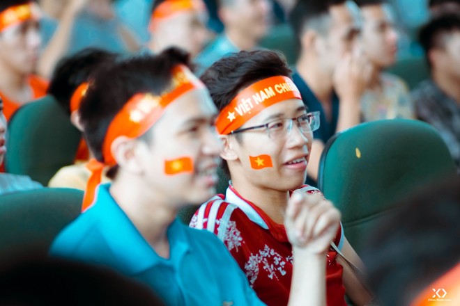 Chùm ảnh: Những giọt nước mắt nghẹn ngào của sinh viên khi Olympic Việt Nam để tuột HCĐ vào tay Olympic UAE - Ảnh 13.