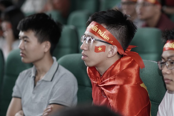 Sự buồn bã thể hiện rõ trên gương mặt các cổ động viên, Olympic Việt Nam đã không gặp may mắn - Ảnh 12.