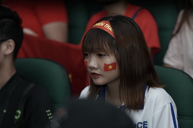 Sự buồn bã thể hiện rõ trên gương mặt các cổ động viên, Olympic Việt Nam đã không gặp may mắn - Ảnh 14.