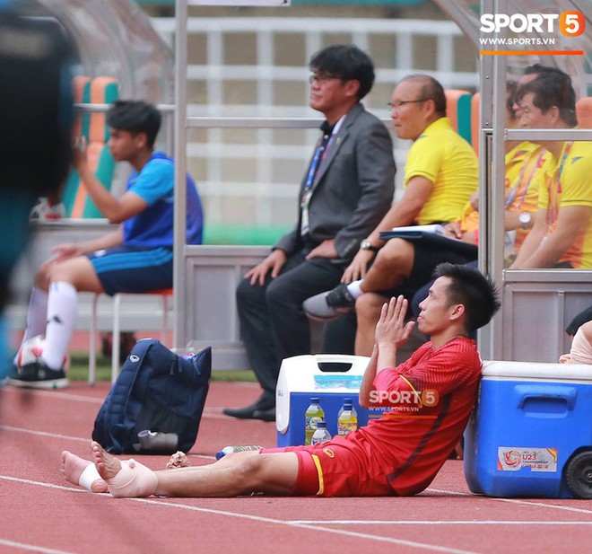 Khoảnh khắc x&uacute;c động: Đội trưởng Văn Quyết chắp tay cầu nguyện cho c&aacute;c đồng đội - Ảnh 1.