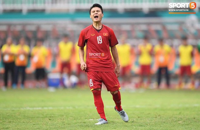 Khoảnh khắc x&uacute;c động: Đội trưởng Văn Quyết chắp tay cầu nguyện cho c&aacute;c đồng đội - Ảnh 3.