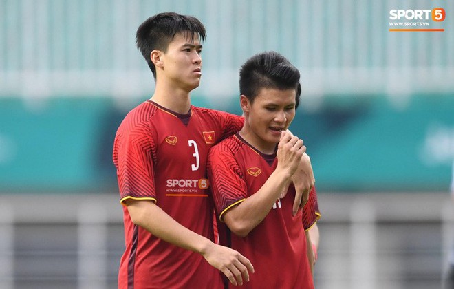 Khoảnh khắc x&uacute;c động: Đội trưởng Văn Quyết chắp tay cầu nguyện cho c&aacute;c đồng đội - Ảnh 4.