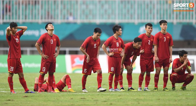 Khoảnh khắc x&uacute;c động: Đội trưởng Văn Quyết chắp tay cầu nguyện cho c&aacute;c đồng đội - Ảnh 5.