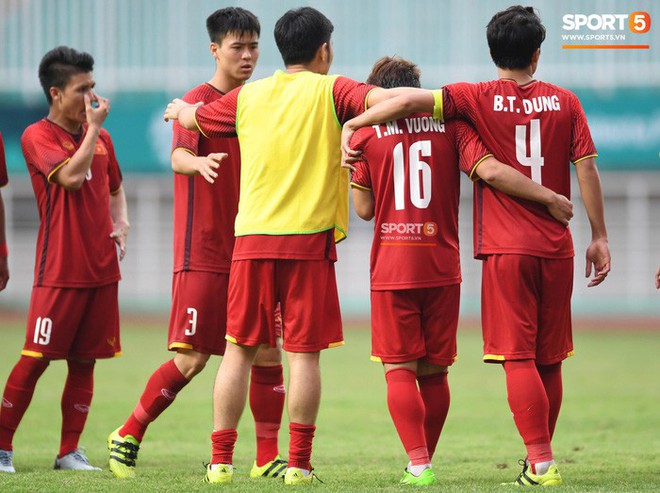 Khoảnh khắc x&uacute;c động: Đội trưởng Văn Quyết chắp tay cầu nguyện cho c&aacute;c đồng đội - Ảnh 6.