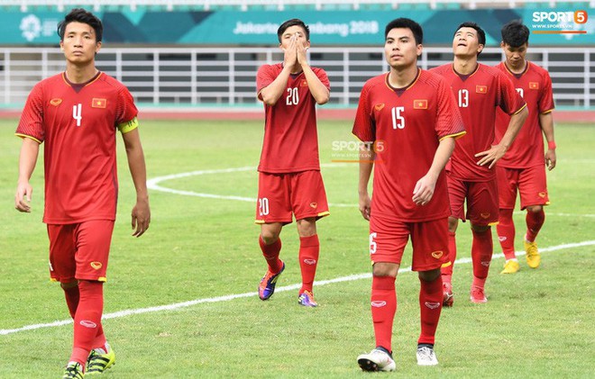 Khoảnh khắc x&uacute;c động: Đội trưởng Văn Quyết chắp tay cầu nguyện cho c&aacute;c đồng đội - Ảnh 7.