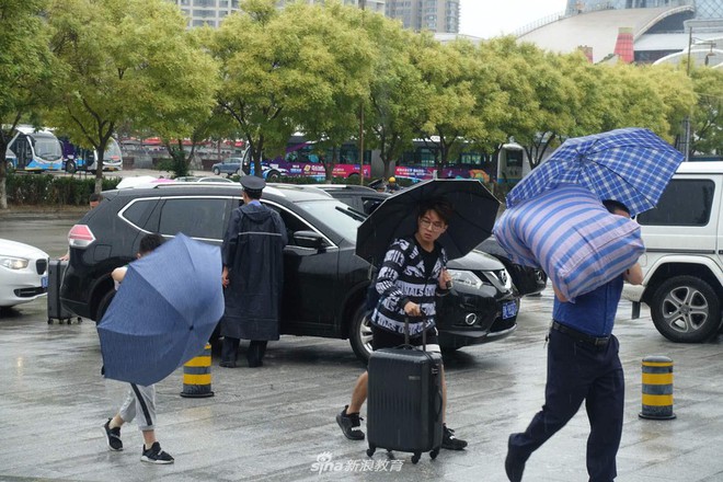 Chùm ảnh cha mẹ đội mưa, tay xách nách mang đưa con lên thành phố nhập học: Tấm lòng đấng sinh thành mấy ai hiểu - Ảnh 15.