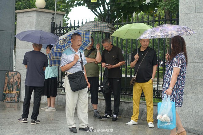 Chùm ảnh cha mẹ đội mưa, tay xách nách mang đưa con lên thành phố nhập học: Tấm lòng đấng sinh thành mấy ai hiểu - Ảnh 3.